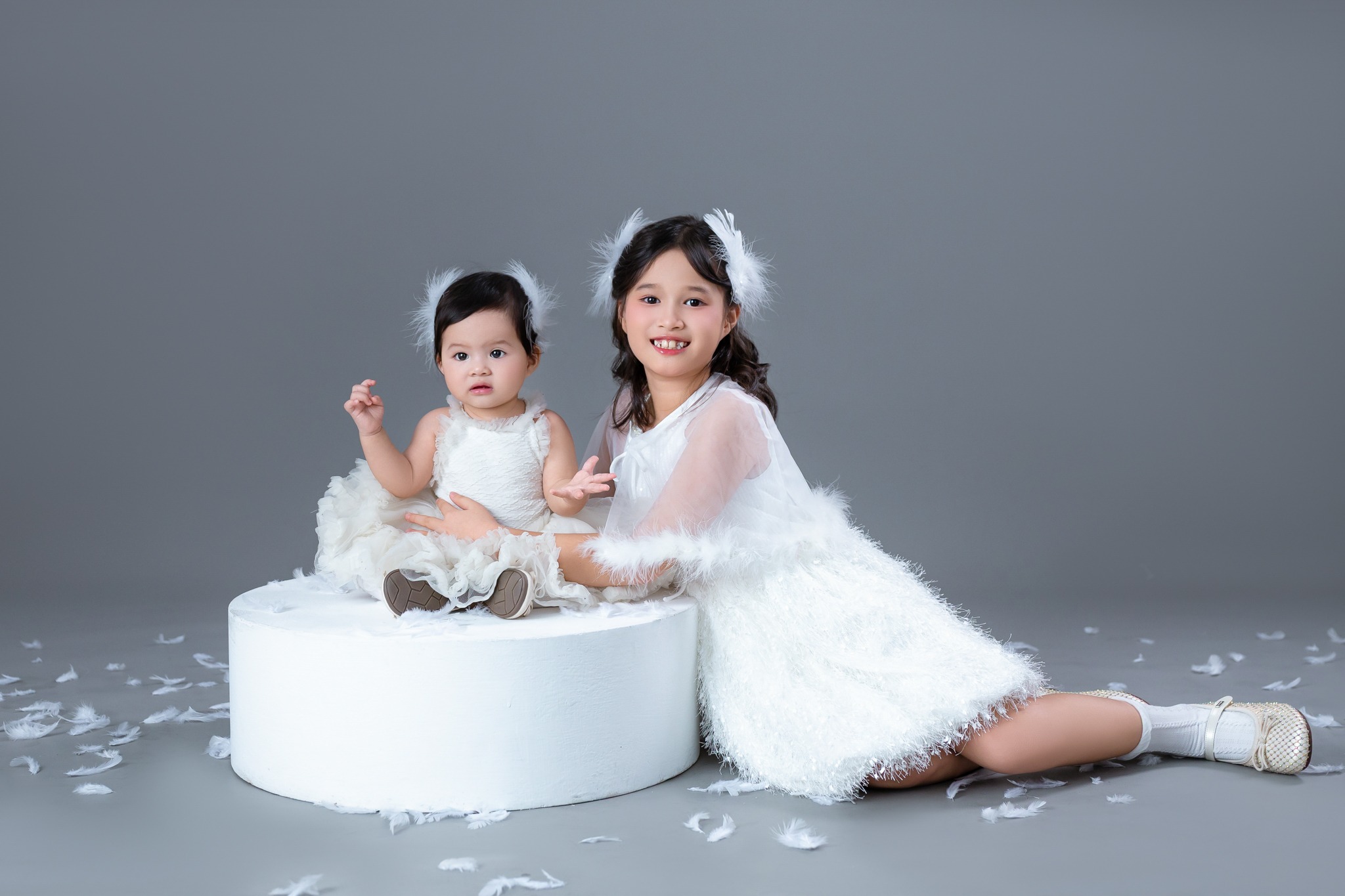 Ảnh bé Nhã Đan cùng chị