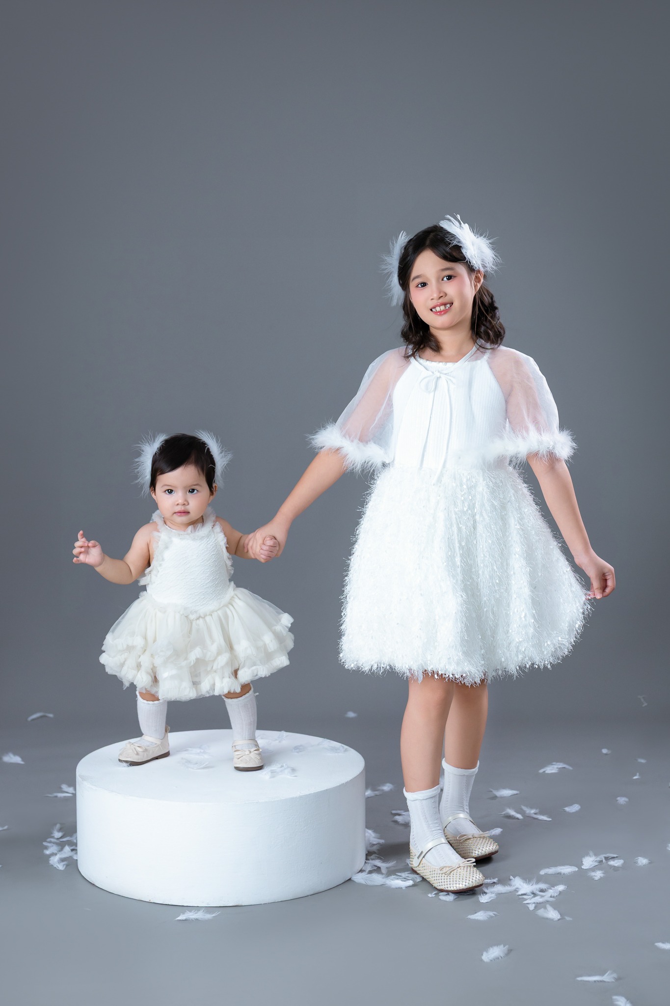 Ảnh bé Nhã Đan cùng chị
